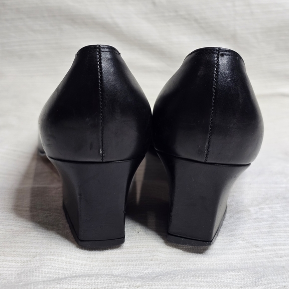 Salvatore Ferragamo Women's Classic Black Heels - Picture 4 of 5